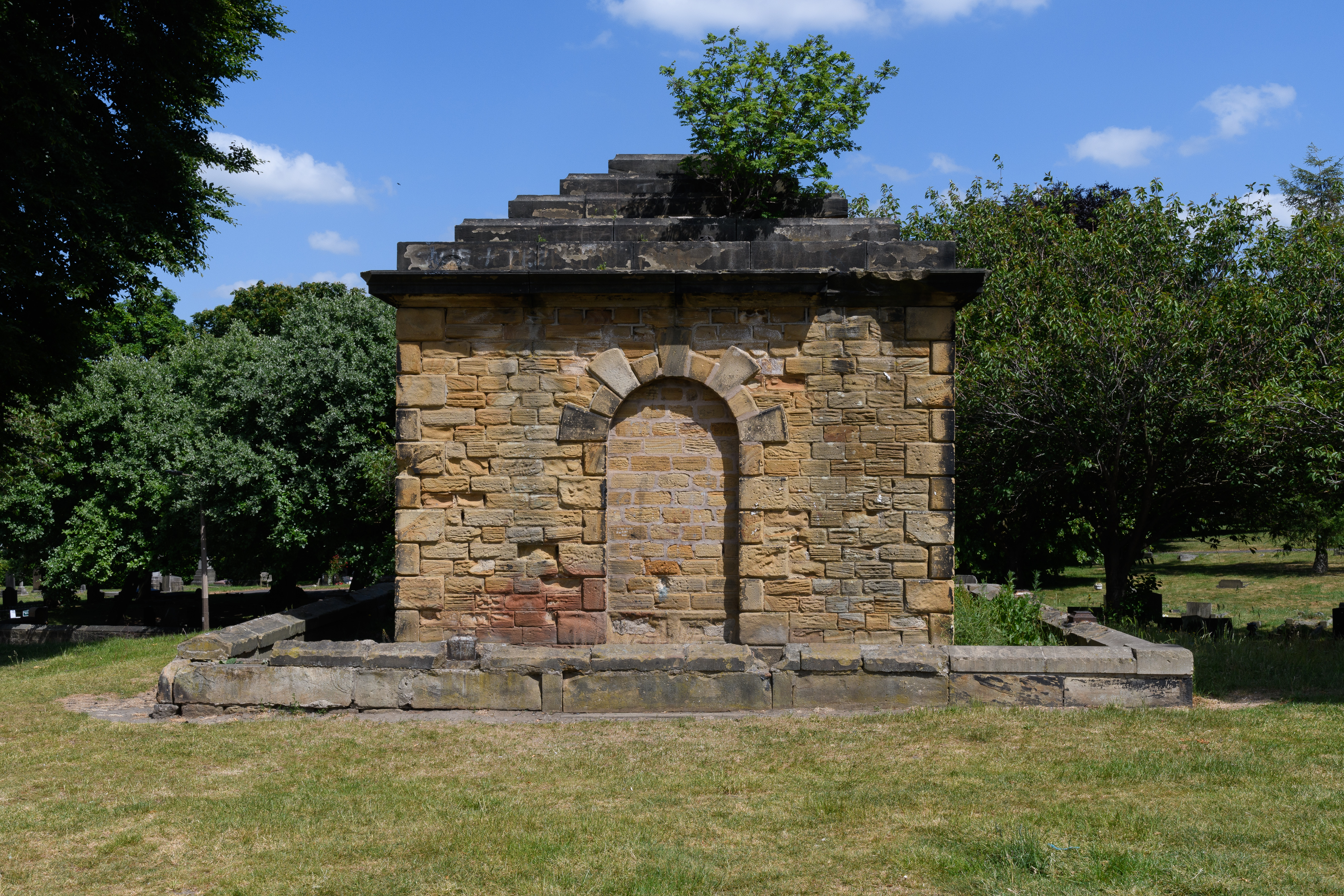 Photo of the Payne mausoleum